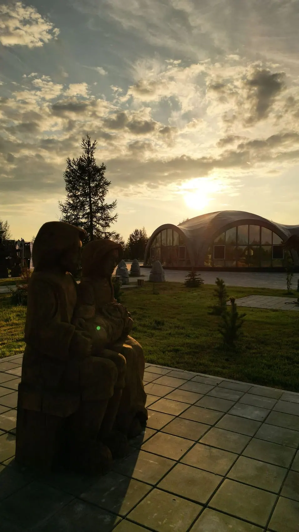 Силуэты скульптур и банкетный зал под куполом
