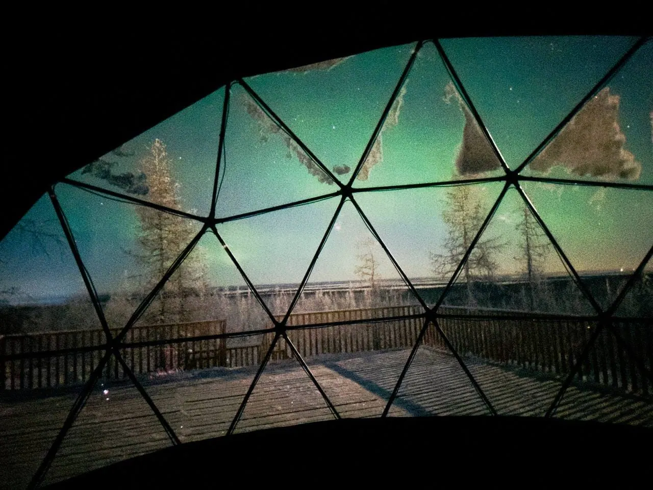 Северное сияние сквозь грани шатра «Сияние севера»
